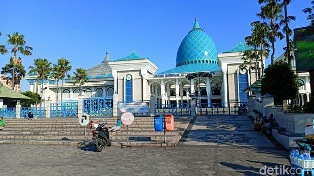 Masjid Al Akbar Surabaya tidak mengelar salat Idul Adha 1442 Hijriah untuk umum. Salat hanya diikuti 75 orang internal.