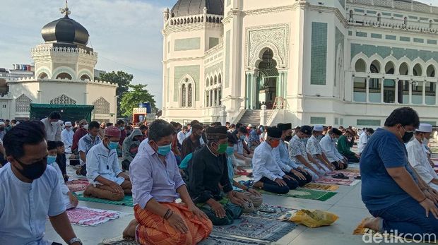 Masjid Raya Al Mashun Medan menggelar salat Idul Adha di tengah PPKM Darurat. Jemaah yang datang terlihat menurun jumlahnya dibanding biasanya. (Ahmad Arfah/detikcom)