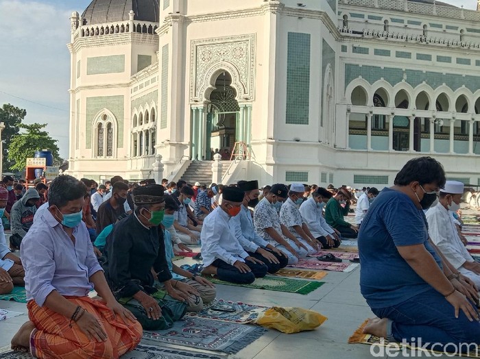 Masjid Raya Al Mashun Medan menggelar salat Idul Adha di tengah PPKM Darurat. Jemaah yang datang terlihat menurun jumlahnya dibanding biasanya. (Ahmad Arfah/detikcom)