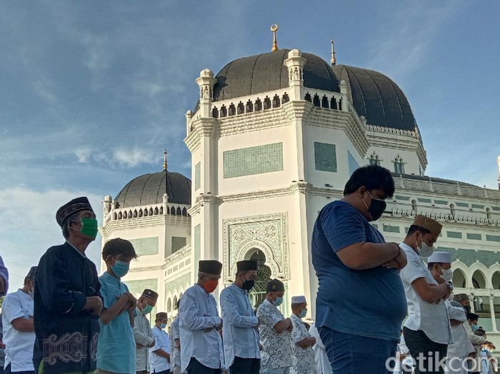 Masjid Raya Al Mashun Medan menggelar salat Idul Adha di tengah PPKM Darurat. Jemaah yang datang terlihat menurun jumlahnya dibanding biasanya. (Ahmad Arfah/detikcom) Masjid Raya Al Mashun Medan menggelar salat Idul Adha di tengah PPKM Darurat. Jemaah yang datang terlihat menurun jumlahnya dibanding biasanya. (Ahmad Arfah/detikcom)