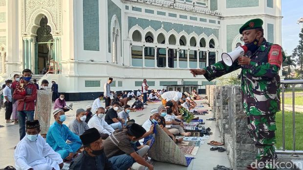 Masjid Raya Al Mashun Medan menggelar salat Idul Adha di tengah PPKM Darurat. Jemaah yang datang terlihat menurun jumlahnya dibanding biasanya. (Ahmad Arfah/detikcom)