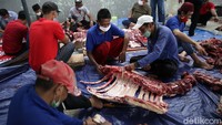 Mereka tampak cekatan menyembelih hewan kurban hingga memotong sampai bagian terkecil.  