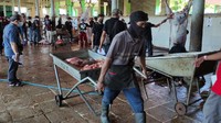 Menurut Kepala UPT RPH Penggaron Semarang, Ika Nurawati, para pekerja dan juga panitia kurban yang menunggu hewan kurbannya, di-screening dengan tes antigen atau genose. Hal itu untuk mengantisipasi penyebaran COVID-19.  