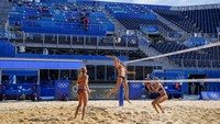 Sejumlah atlet voli pantai wanita dari Negeri Belanda berlatih jelang pelaksanaan Olimpiade 2020 di Tokyo, Jepang. AP Photo/Mark Baker.