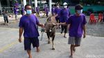 Warga Bekasi Potong Hewan Kurban dengan Prokes Ketat