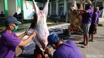 Warga Bekasi Potong Hewan Kurban dengan Prokes Ketat