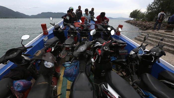 Sejumlah pemudik hari raya Idul Adha tujuan pulau terluar (pulau Breuh dan pulau Nasi) berada di atas kapal kayu saat meninggalkan kawasan pelabuhan Ulele di Banda Aceh, Aceh, Senin (19/7/2021). ANTARA FOTO / Irwansyah Putra/aww.