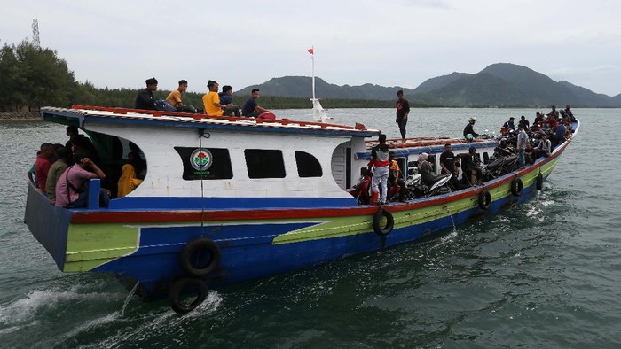 Sejumlah pemudik hari raya Idul Adha tujuan pulau terluar (pulau Breuh dan pulau Nasi) berada di atas kapal kayu saat meninggalkan kawasan pelabuhan Ulele di Banda Aceh, Aceh, Senin (19/7/2021). ANTARA FOTO / Irwansyah Putra/aww.