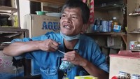 Pria berdomisili di Cilawu Garut ini sehari-hari usaha di warungnya, Kecamatan Garut Kota. Dalam setahun terakhir, dia berusaha mengumpulkan uang dengan maksud ingin berkurban di Hari Raya Idul Adha tahun ini. Sekadar diketahui, harga seekor kambing untuk Idul Adha di Garut dibanderol Rp 2,9 juta hingga Rp 3,5 juta.