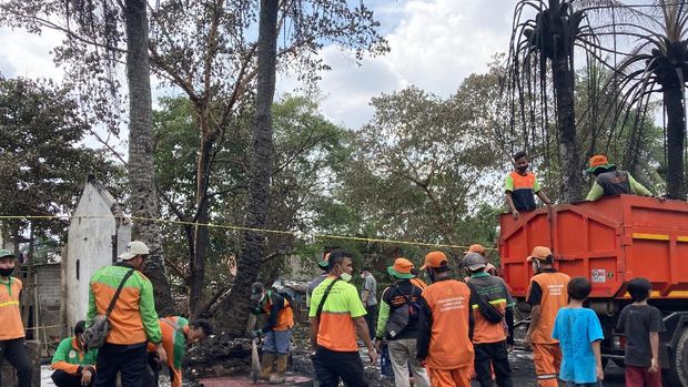 Pasukan oranye membersihkan sisa puing rumah warga Manggarai yang terbakar
