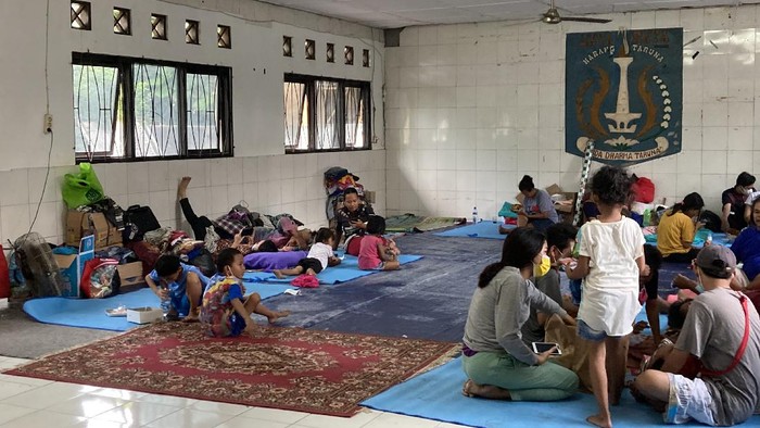 Pasukan oranye membersihkan sisa puing rumah warga Manggarai yang terbakar