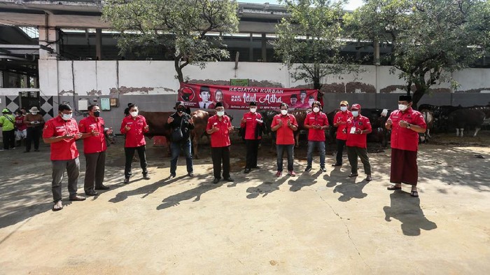 Keluarga besar DPC PDIP Surabaya berbahagia dengan datangnya Idul Adha yang diperingati umat Islam di dunia. Hikmah Idul Adha berupa semangat rela berkorban, dinilai relevan dalam menghadapi pandemi COVID-19.