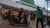 Panitia membagikan daging kurban kepada warga secara drive thru di Masjid Raya Nurul Islam, Palangkaraya, Kalimantan Tengah, Selasa (20/7/2021).