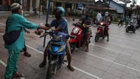 Pembagian daging kurban pada Hari Raya Idul Adha 1442 H dengan cara drive thru dipilih panitia masjid sebagai cara untuk menghindari kericuhan dan kerumunan warga di masa pandemi COVID-19.