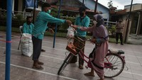 Pembagian daging hewan kurban secara drive thru ini tak hanya diberikan kepada para pengendara kendaraan bermotor, melainkan juga bagi pengendara sepeda seperti ini. 
