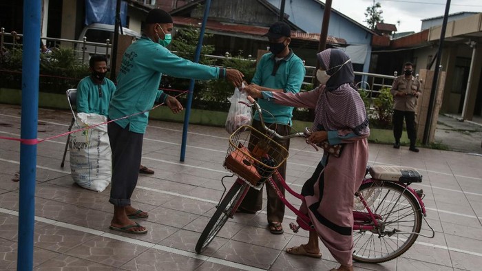 Panitia membagikan daging kurban kepada warga secara 'drive thru' di Masjid Raya Nurul Islam, Palangkaraya, Kalimantan Tengah, Selasa (20/7/2021). Pembagian daging kurban pada Hari Raya Idul Adha 1442 H dengan cara 'drive thru' dipilih panitia masjid tersebut sebagai cara untuk menghindari kericuhan dan kerumunan warga di masa pandemi COVID-19. ANTARA FOTO/Makna Zaezar/wsj.