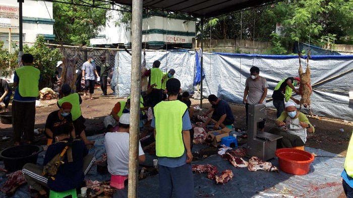 Pemotongan Hewan Kurban di Masjid As Sunah Tangsel