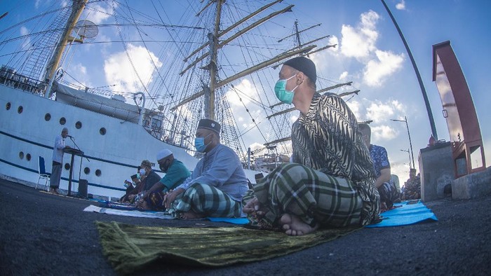 Sejumlah prajurit KRI Bima Suci makan bersama usai melakukan Shalat Idul Adha 1442 H di Dermaga Armada II, Surabaya, Jawa Timur, Selasa (20/7/2021). ANTARA FOTO/Muhammad Adimaja/foc.