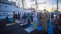 Sejumlah prajurit KRI Bima Suci melakukan salat Idul Adha 1442 H.  