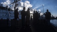Sejumlah prajurit KRI Bima Suci makan bersama usai melakukan salat Idul Adha 1442 H.  