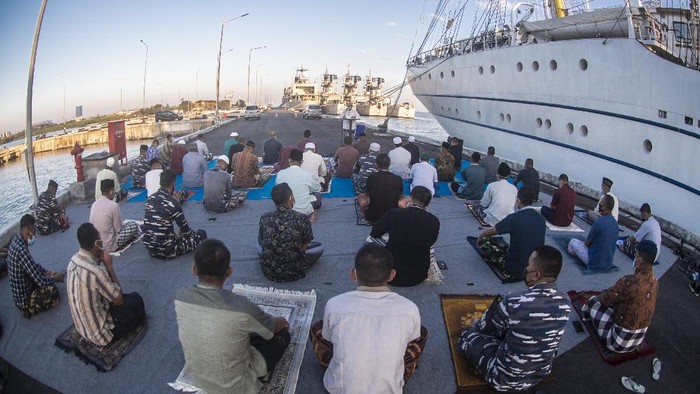 PERAYAAN IDUL ADHA PRAJURIT KRI BIMA SUCI Sejumlah prajurit KRI Bima Suci makan bersama usai melakukan Shalat Idul Adha 1442 H di Dermaga Armada II, Surabaya, Jawa Timur, Selasa (20/7/2021). ANTARA FOTO/Muhammad Adimaja/foc.