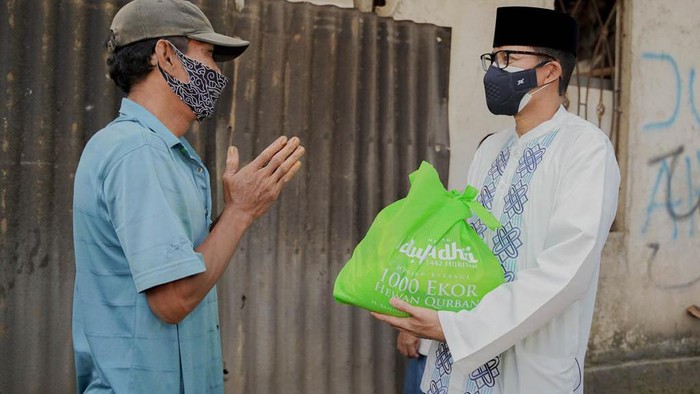 Peringati Idul Adha, Sandiaga Salurkan 1000 Hewan Kurban