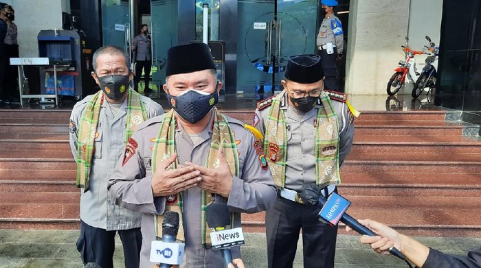Polda Metro Jaya membagikan hewan kurban dalam bentuk rendang, Selasa (20/7/2021).