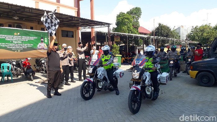 Puluhan hewan kurban terkumpul di Polres Bojonegoro. Yang disembelih di mapolres, daging kurbannya dibagikan secara door to door.
