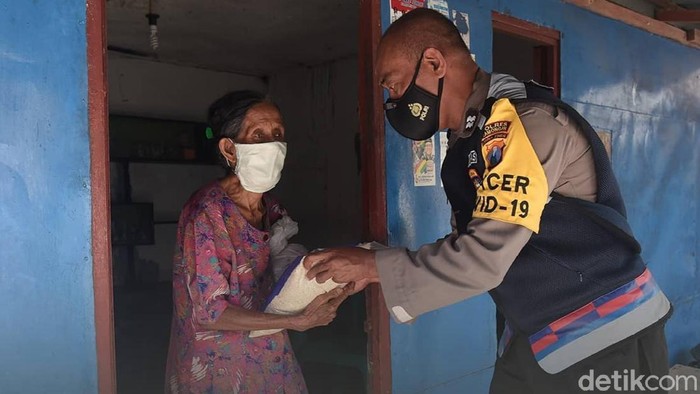 Penyembelihan hewan kurban di Polres Lamongan menerapkan prokes ketat. Kemudian daging kurban dibagikan secara door to door untuk menghindari kerumunan.