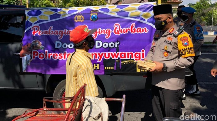 Polresta Banyuwangi menyembelih 9 sapi dan 7 kambing kurban. Daging kurban didistribusikan secara door to door.