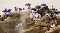 Ribuan jamaah haji melaksanakan puncak ibadah haji dengan wukuf di Arafah.  