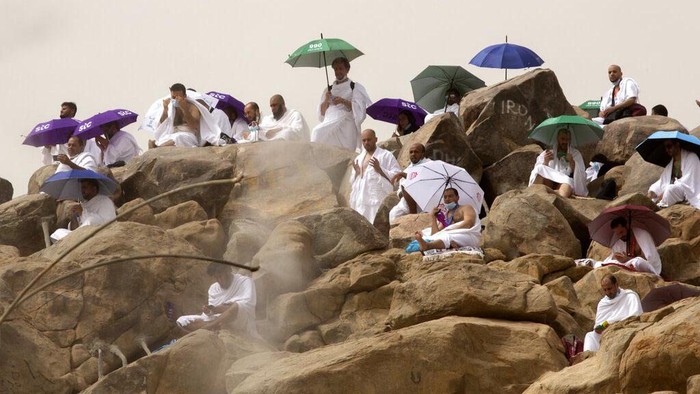 Potret Jemaah Haji Wukuf di Arafah A Muslim pilgrim prays on top of the rocky hill known as the Mountain of Mercy, on the Plain of Arafat, during the annual hajj pilgrimage, near the holy city of Mecca, Saudi Arabia, Monday, July 19, 2021. The coronavirus has taken its toll on the hajj for a second year running. What once drew some 2.5 million Muslims from all walks of life from across the globe, the hajj pilgrimage is now almost unrecognizable in scale. (AP Photo/Amr Nabil)