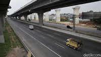 Arus lalu lintas di Tol Jakarta Cikampek tampak lengang di saat libur Idul Adha.