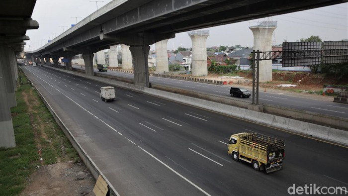 Potret Tol Japek yang Lengang di Saat Libur Idul Adha Suasana lalu lintas di Tol Jakarta Cikampek terpantau lengang di momen libur Idul Adha. Berikut penampakannya.