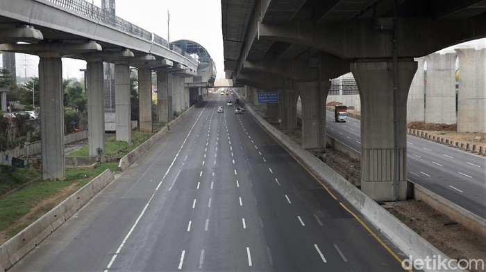 Suasana lalu lintas di Tol Jakarta Cikampek terpantau lengang di momen libur Idul Adha. Berikut penampakannya.