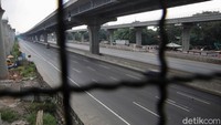 Pada hari libur Idul Adha hari ini lalu lintas tol Japek yang biasanya ramai kini tampak lengang.  