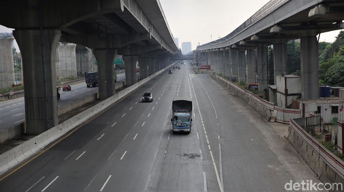Suasana lalu lintas di Tol Jakarta Cikampek terpantau lengang di momen libur Idul Adha. Berikut penampakannya.