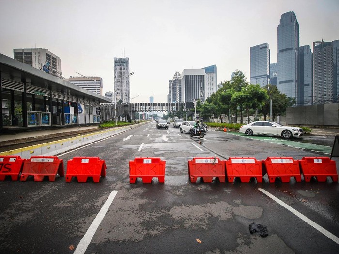Pemberlakuan PPKM Darurat diperpanjang. Meski begitu, Jokowi akan melonggarkan PPKM Darurat pada 26 Juli 2021 mendatang bila kasus COVID-19 di RI menurun.