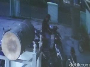 Pria Berjaket Ojol Terekam Kamera Curi Motor di Masjid Purwakarta