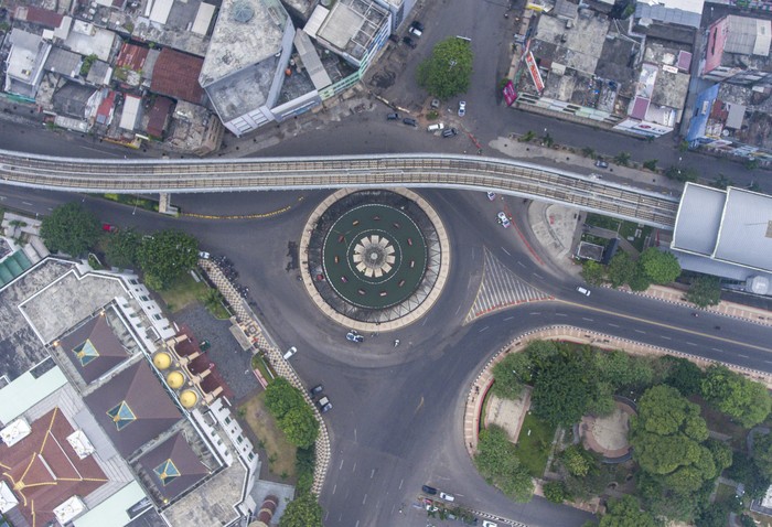 Foto udara suasana lalu lintas pada pagi hari Idul Adha 1442 H di Bundaran Air Mancur (BAM) Masjid Agung Palembang, Sumatera Selatan, Selasa (20/7/2021). Pemerintah Kota Palembang bersama Kemenag Palembang melarang warga untuk melaksanakan Shalat Idul Adha 1442 H di masjid, mushala dan lapangan yang berada di zona merah. ANTARA FOTO/Nova Wahyudi/foc.