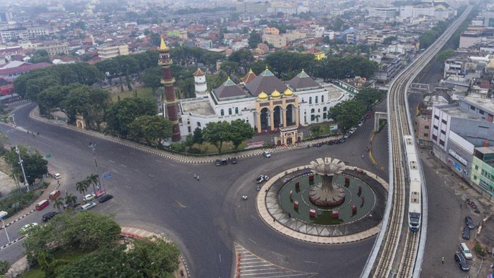 Foto udara suasana lalu lintas pada pagi hari Idul Adha 1442 H di Bundaran Air Mancur (BAM) Masjid Agung Palembang, Sumatera Selatan, Selasa (20/7/2021). Pemerintah Kota Palembang bersama Kemenag Palembang melarang warga untuk melaksanakan Shalat Idul Adha 1442 H di masjid, mushala dan lapangan yang berada di zona merah. ANTARA FOTO/Nova Wahyudi/foc.