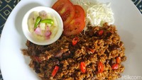 Pencinta daging kambing pasti ketagihan nasi goreng kambing jawa. Berbumbu rempah yang pekat dengan potongan daging kambing yang juicy rasanya memuaskan. Kamu bisa meracik sendiri dengan panduan resep berikut ini. Foto: detikfood/odilia