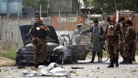Seorang pejabat Kementerian Dalam Negeri Afghanistan, yang enggan disebut namanya, menuturkan kepada kantor berita Xinhua bahwa serangan roket terjadi saat Presiden Ghani dan para pejabat tinggi lainnya melakukan salat Idul Adha di lapangan terbuka di halaman kompleks Istana Kepresidenan.