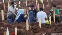 Momen Idul Adha dimanfaatkan sejumlah warga untuk berziarah ke makam anggota keluarga yang telah meninggal lebih dulu.