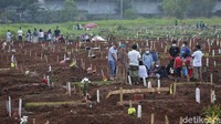 Seperti diketahui, ziarah kubur jadi kegiatan yang kerap dilakukan masyarakat di Indonesia. Ziarah kubur pada hari raya Idul Adha dilakukan sebagian masyarakat untuk mendoakan keluarganya yang telah meninggal dunia.