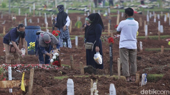 Saat Warga Bekasi Ramai-ramai Ziarah ke Pemakaman COVID-19 Pemakaman khusus COVID-19 di TPU Padurenan, Kota Bekasi, ramai dikunjungi warga. Mereka datang untuk berziarah ke makam anggota keluarga saat Idul Adha.