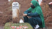 Seorang warga datang ke pemakaman khusus COVID-19 di TPU Padurenan, Kota Bekasi, untuk berziarah ke makam anggota keluarga yang telah meninggal.
