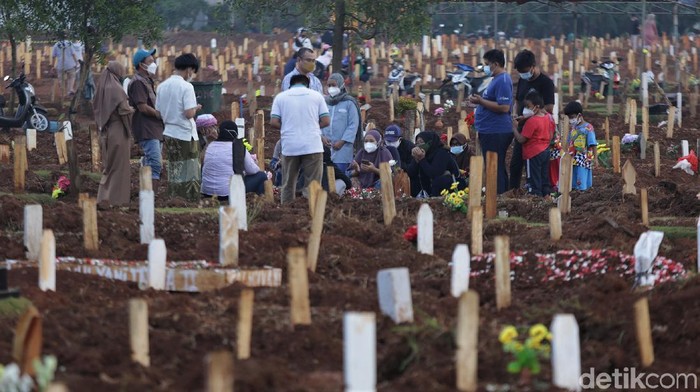 Saat Warga Bekasi Ramai-ramai Ziarah ke Pemakaman COVID-19 Pemakaman khusus COVID-19 di TPU Padurenan, Kota Bekasi, ramai dikunjungi warga. Mereka datang untuk berziarah ke makam anggota keluarga saat Idul Adha.