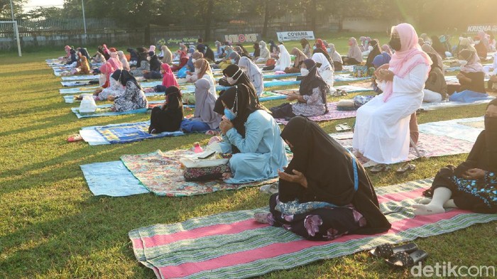 Salat Idul Adha di lapangan Jambu Bol Dusun Kauman Desa Ngembalrejo Kecamatan Bae, Kudus, Selasa (20/7/2021).