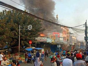 7 Ruko di Duren Sawit Jaktim Terbakar, 16 Unit Mobil Damkar Dikerahkan